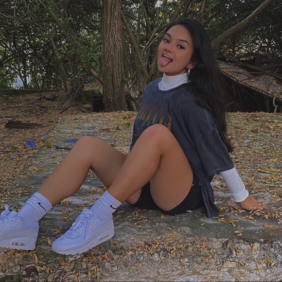 Profile Picture of Alexis Magnusen (@alexismagnusen) on Poshmark