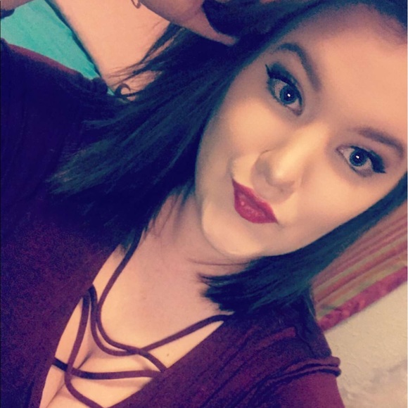 Profile Picture of Tara Mcdearmon (@taramichelle56) on Poshmark