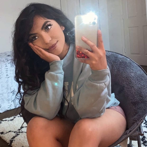 Profile Picture of Cristal Perez (@cristalygiovany) on Poshmark