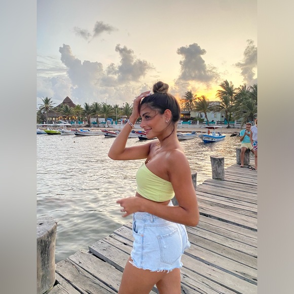 Profile Picture of Melody Hoghooghi (@melodyhoghooghi) on Poshmark