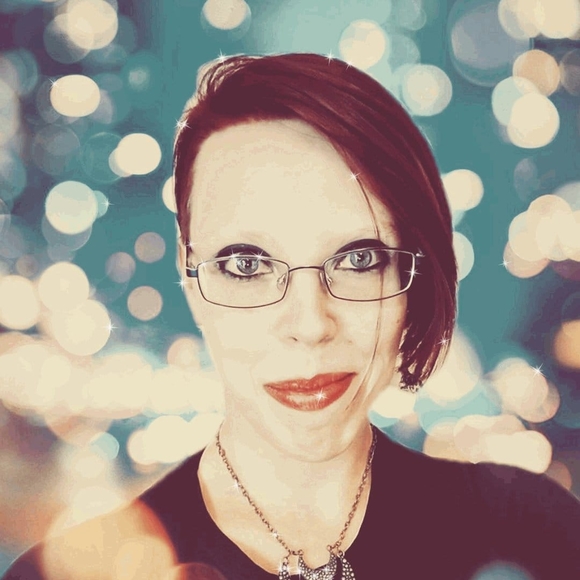 Profile Picture of Joyce Drummond (@joycedrummond) on Poshmark