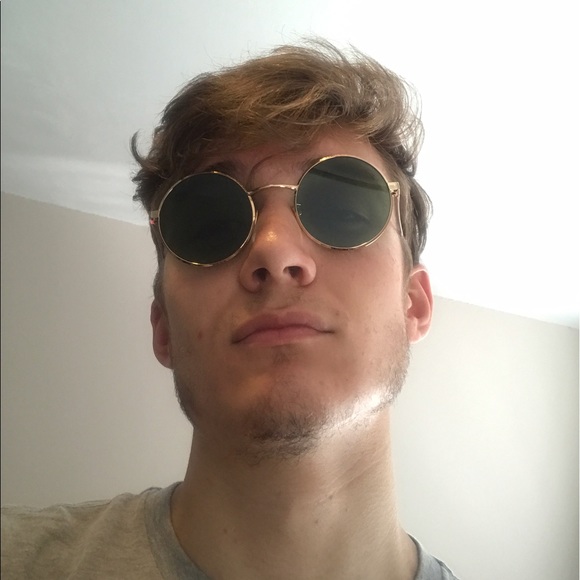 Profile Picture of Larsen Comara (@larsen23) on Poshmark