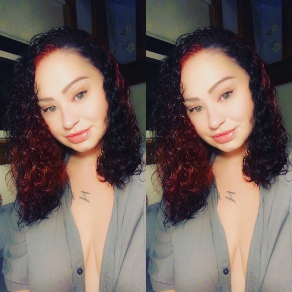 Profile Picture of Meredith Marks (@uniquemisfits) on Poshmark