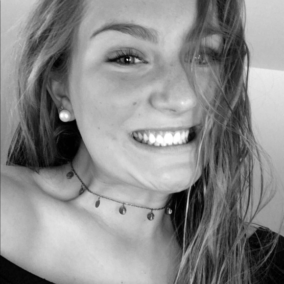 Profile Picture of Bayleigh Takacs (@bayleightak) on Poshmark
