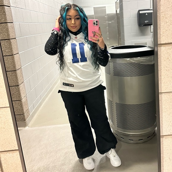 Profile Picture of Karen Sarli (@karensarli00) on Poshmark