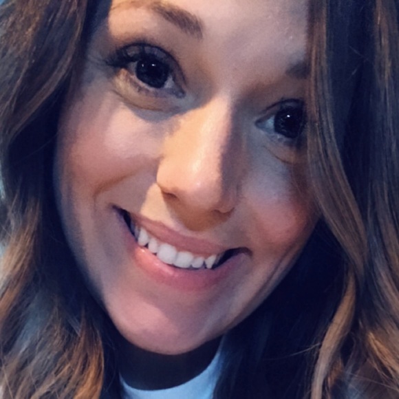 Profile Picture of Lauren Brewer (@laurenjbrewer) on Poshmark