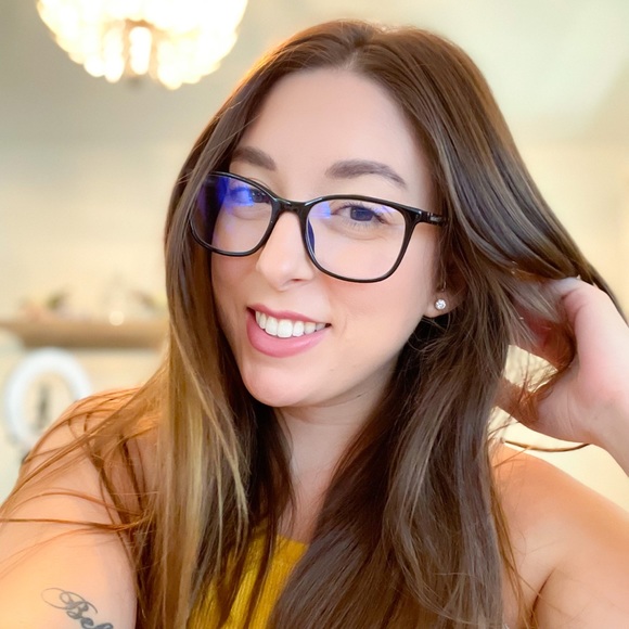 Profile Picture of Dominique Mantelli (@dmantelli) on Poshmark