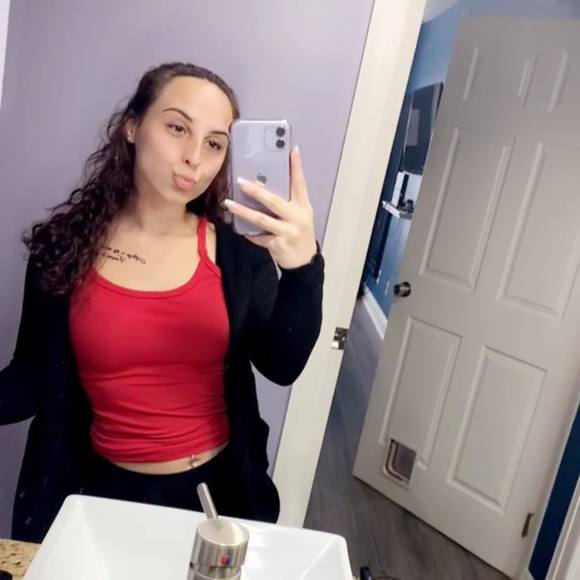 Profile Picture of Madison Hadzicki (@madisonhadzicki) on Poshmark