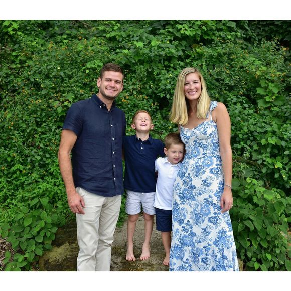 Profile Picture of Alexandra Leskiw (@beachpatecake) on Poshmark