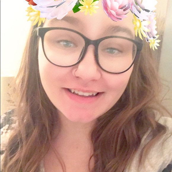 Profile Picture of Hannah Luing (@mommaluing) on Poshmark