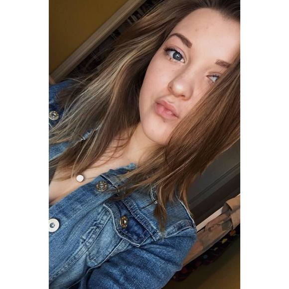 Profile Picture of Olivia Peever (@pretty_peever02) on Poshmark