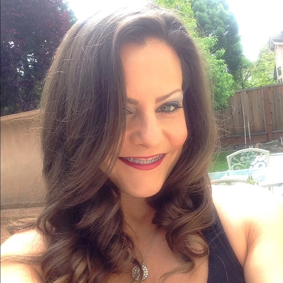 Profile Picture of Shannon Gordon (@shannonmg0422) on Poshmark