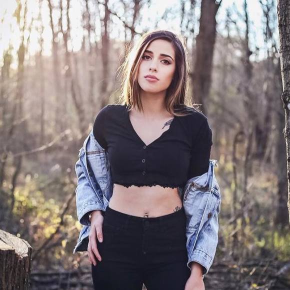 Profile Picture of Alana Lawrence (@alanalawrenc687) on Poshmark