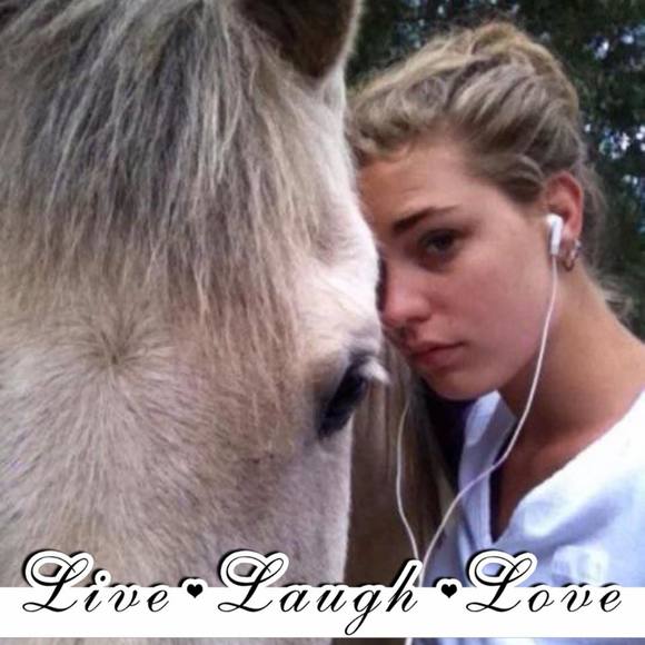 Profile Picture of Tina Andersen (@konacat1) on Poshmark