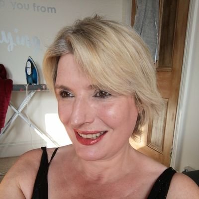 Profile Picture of Laura Hewitt (@lagoon83) on Twitter