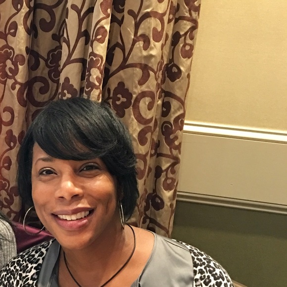 Profile Picture of Stephanie Searles (@sksearles) on Poshmark