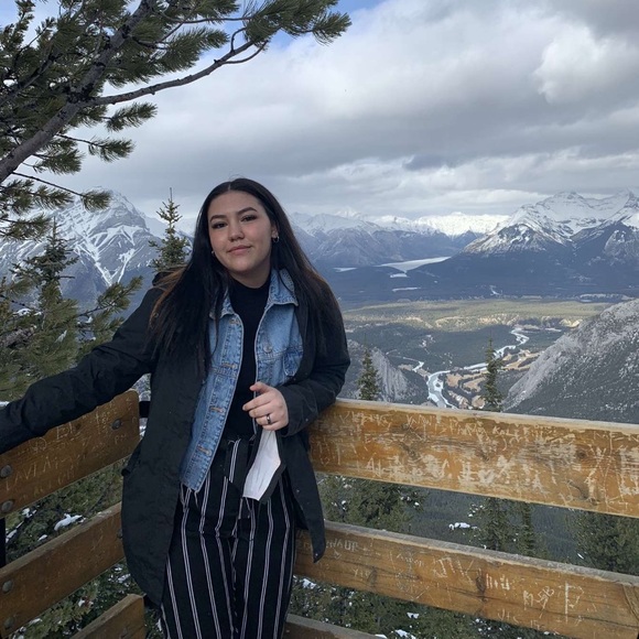 Profile Picture of Keira Hryniuk (@keirahryniuk0) on Poshmark