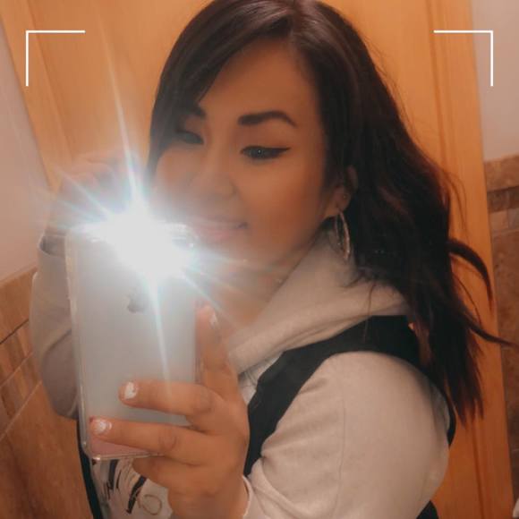 Profile Picture of Davlynn Rozina (@realisrare19) on Poshmark