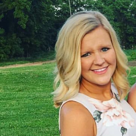 Profile Picture of Ashley Eckelkamp (@aeckelkamp) on Poshmark