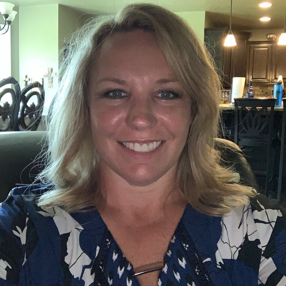 Profile Picture of Shannon Frieling (@resale_ace) on Poshmark