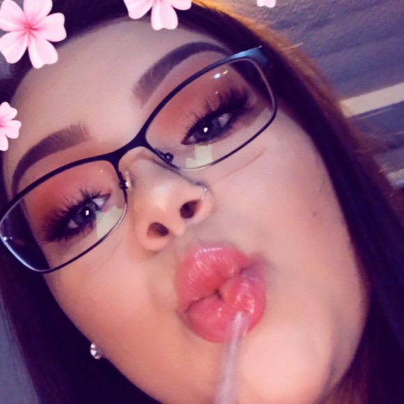 Profile Picture of Mikayla Closen (@imikaylaclosen) on Poshmark