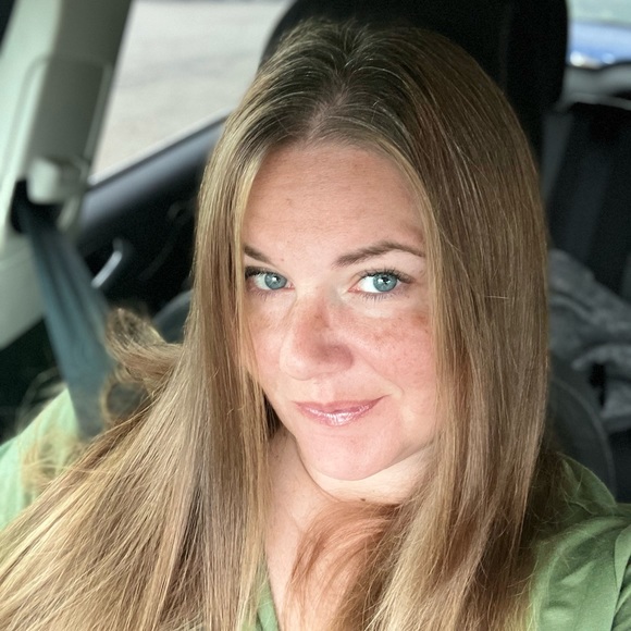 Profile Picture of Amanda Prim (@avinsmomma) on Poshmark