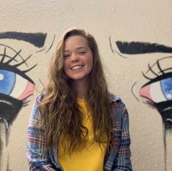 Profile Picture of Taylor Sunny (@taylorsunny) on Poshmark