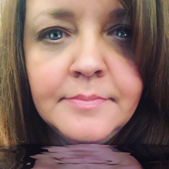 Profile Picture of Debra Starke (@starked2003) on Poshmark