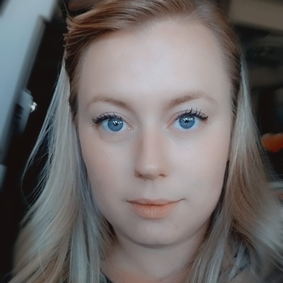 Profile Picture of Danielle Massey (@daniellecmassey) on Poshmark