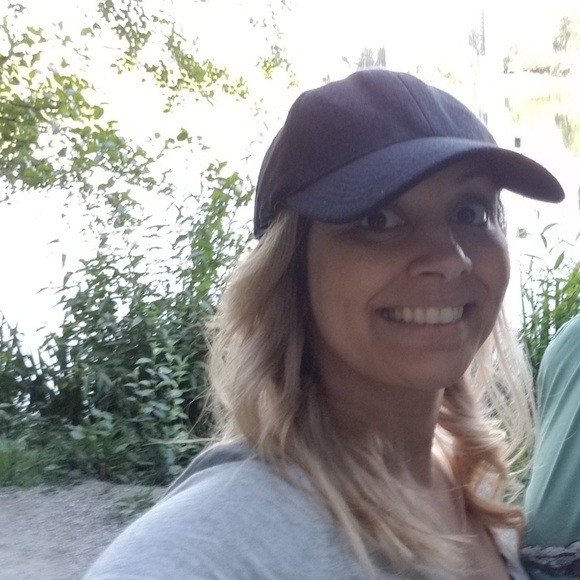 Profile Picture of Dil Hans (@dilhans) on Poshmark