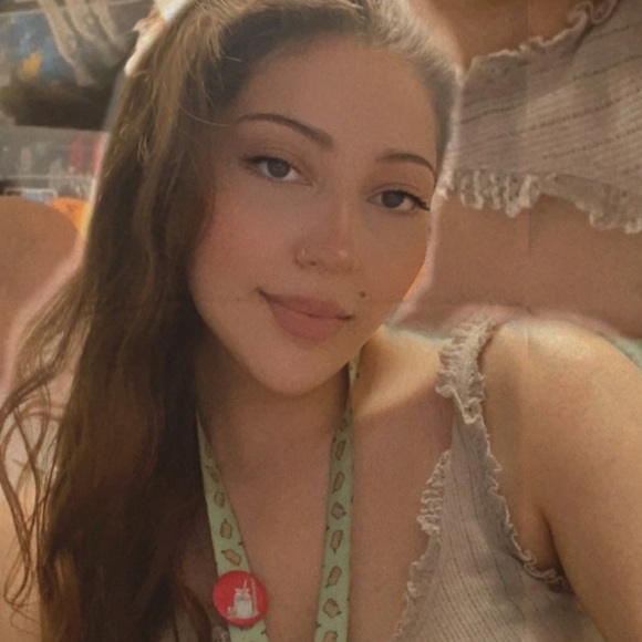 Profile Picture of Amanda Holloway (@amandaxleee) on Poshmark