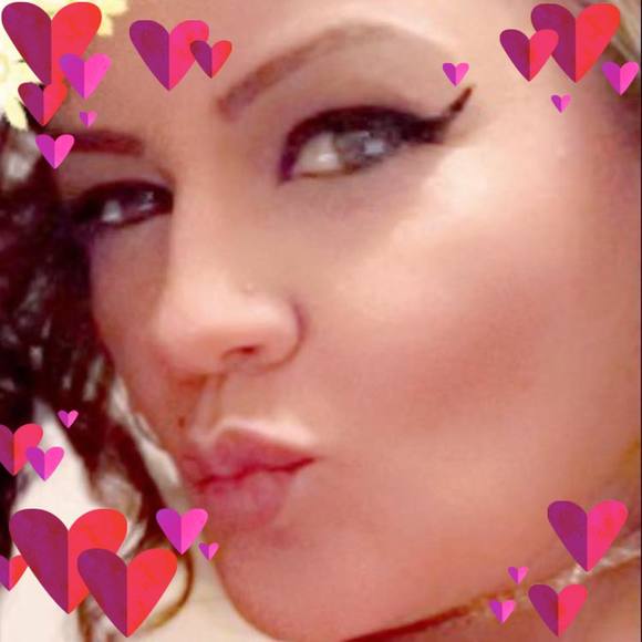 Profile Picture of Iris Bellido (@irismyrna) on Poshmark