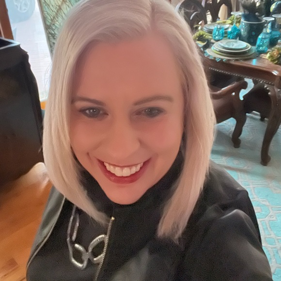 Profile Picture of April Root (@april_root) on Poshmark