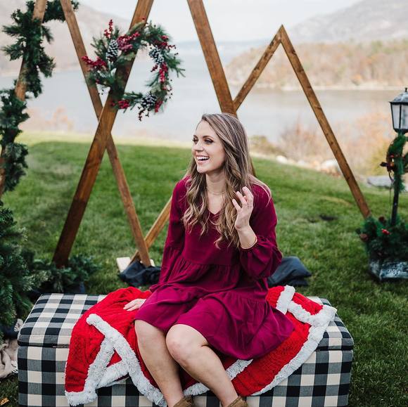 Profile Picture of Kourtney Zeiler (@kourtneyzeiler) on Poshmark