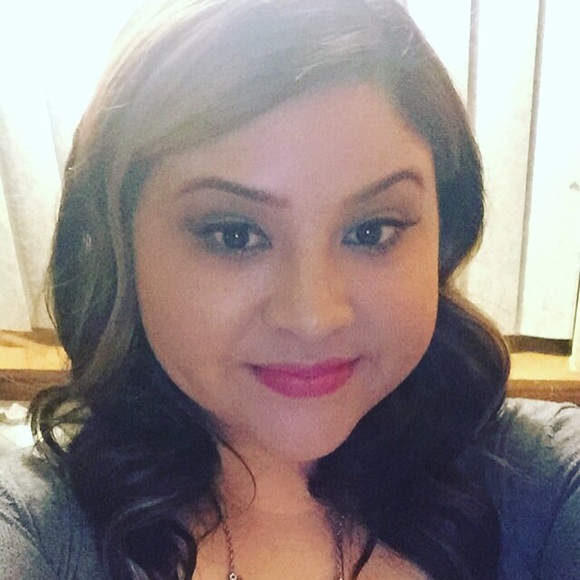 Profile Picture of Rocio Alvarez (@rocioa12) on Poshmark