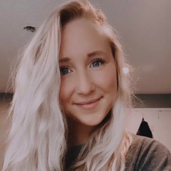 Profile Picture of Rachel Suderman (@rayraysuderman) on Poshmark