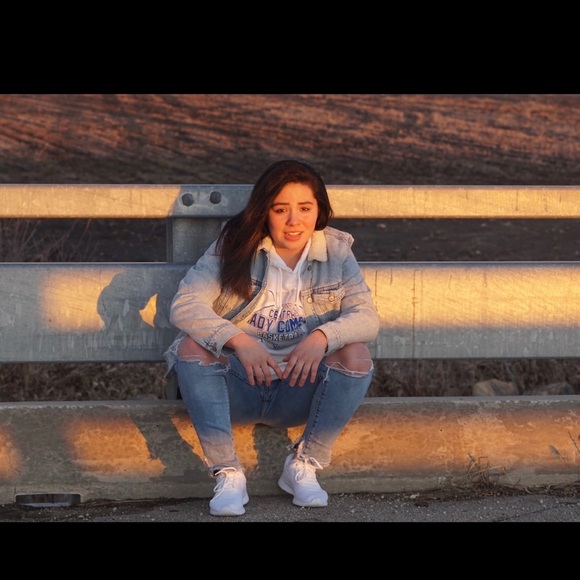 Profile Picture of Lizzie Poskin (@lizzie_poskin) on Poshmark