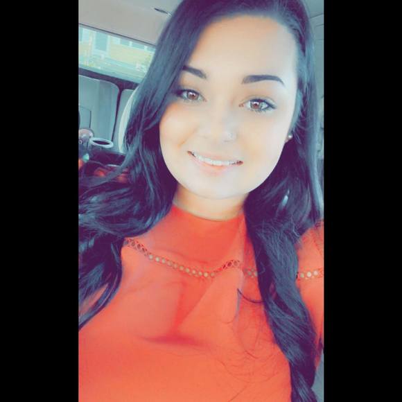 Profile Picture of Claire Twedt (@claireb247) on Poshmark