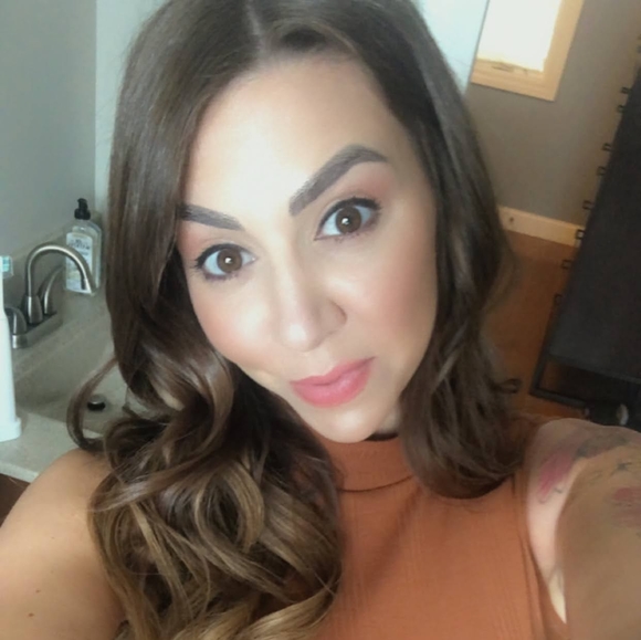 Profile Picture of Bianca Palacios (@biancamia84) on Poshmark