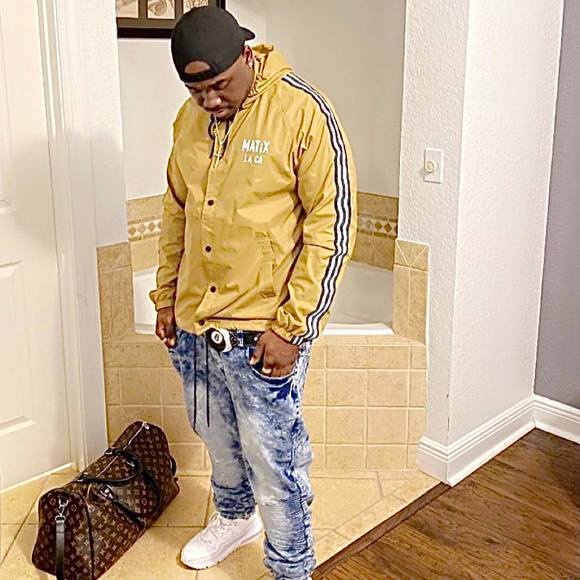 Profile Picture of Mel Adams (@adamsramel45) on Poshmark