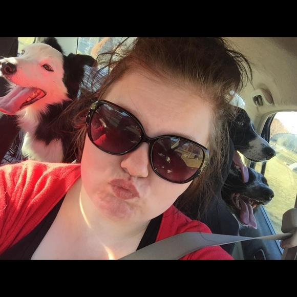 Profile Picture of Amanda Travers (@amwoo89) on Poshmark