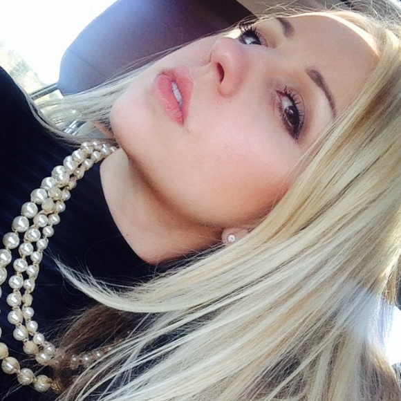 Profile Picture of Vladlena Kapitanova (@vladlena) on Poshmark