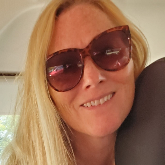 Profile Picture of Lora Kuhnwald (@lorakuhnwald) on Poshmark