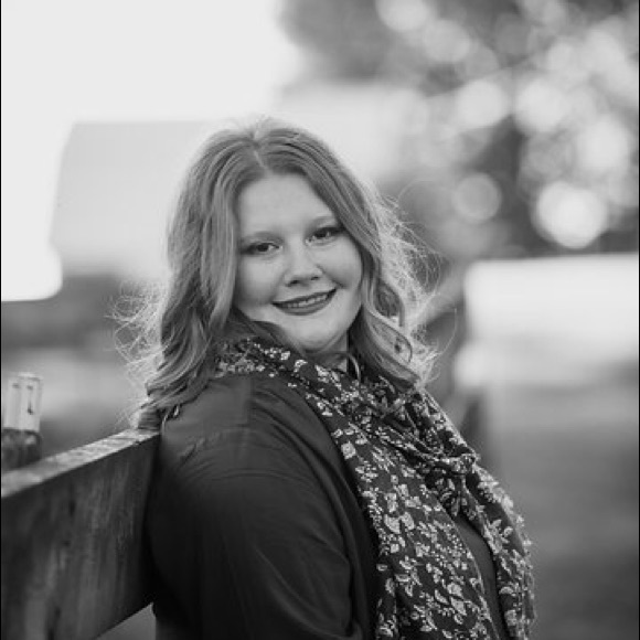 Profile Picture of Sophia Malakowsky (@smalakowsky) on Poshmark