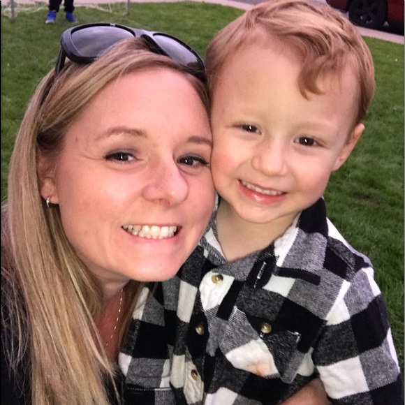 Profile Picture of Fawn Neuling (@fawniegirly) on Poshmark