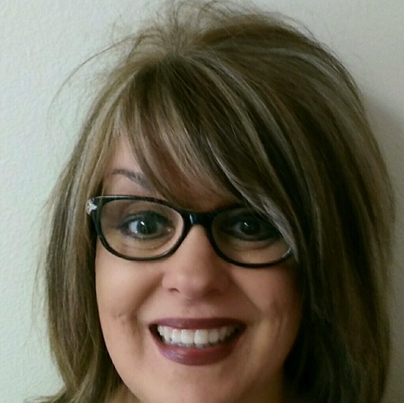 Profile Picture of Suzi Arthofer (@suziarthofer) on Poshmark