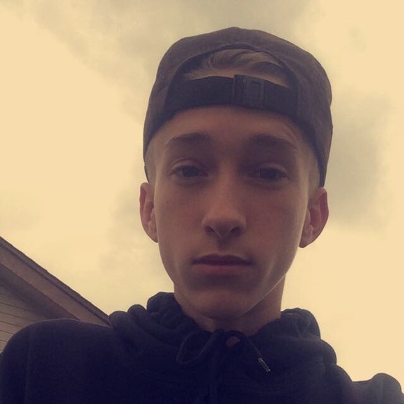 Profile Picture of Adam Bourne (@adambourne10) on Poshmark