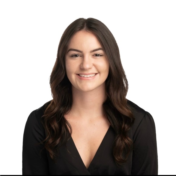 Profile Picture of Ella Santilli (@ellasantilli) on Poshmark