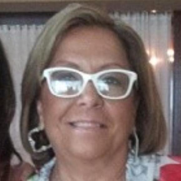Profile Picture of Vivian Casellas (@viviancasellas) on Poshmark