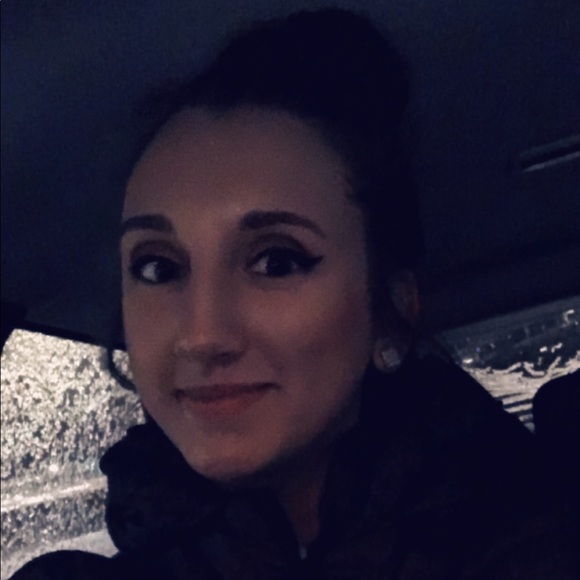 Profile Picture of Amela Okanovic (@amelaao) on Poshmark